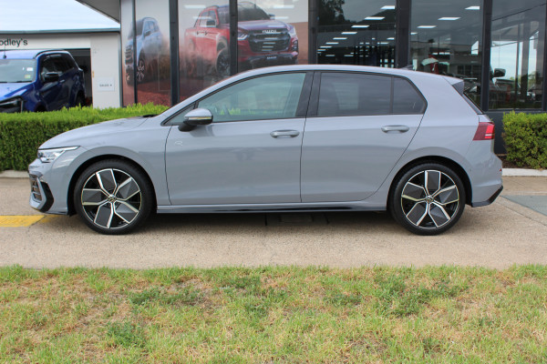 2025 Volkswagen Golf 8.5 110TSI R-Line Hatch Image 3