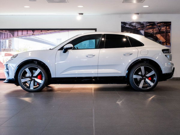 2025 Porsche Macan SUV image 8