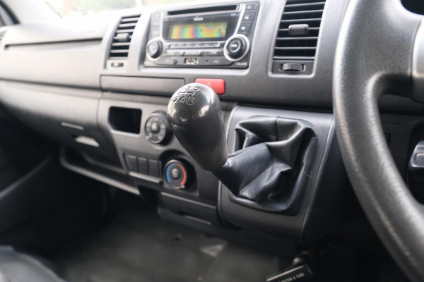 2015 Toyota HiAce KDH  Van Image 17