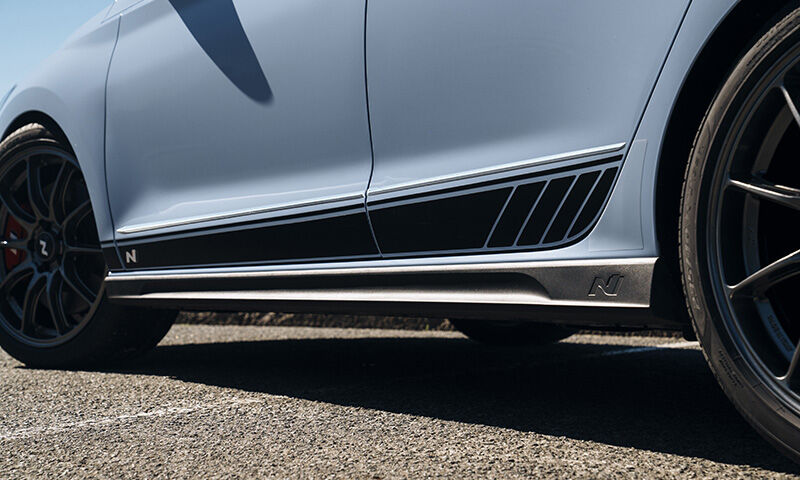 Chrome side door moulding