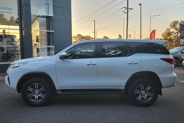 2017 Toyota Fortuner GUN156R GX SUV Image 4