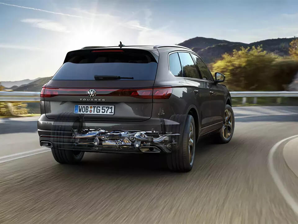 Total control on the road All-wheel steering Image