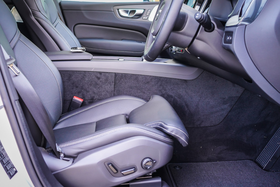 2025 Volvo XC60 Ultra T8 Plug-In Hybrid SUV Image 18