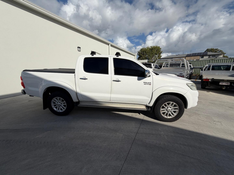 2014 Toyota HiLux SR5 Double Cab Pickup Image 2