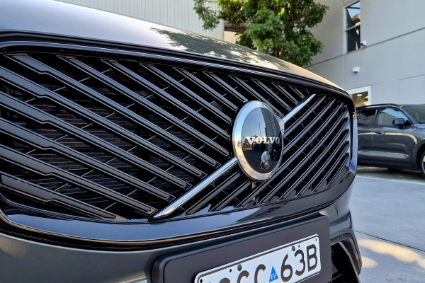 2026 Volvo XC60 UZ Ultra T8 Plug-in Hybrid Dark SUV Image 2