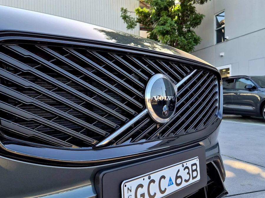 2026 Volvo XC60 UZ Ultra T8 Plug-in Hybrid Dark SUV Image 2