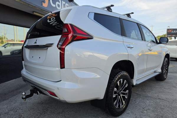 2020 Mitsubishi Pajero Sport QE GLS SUV Image 9