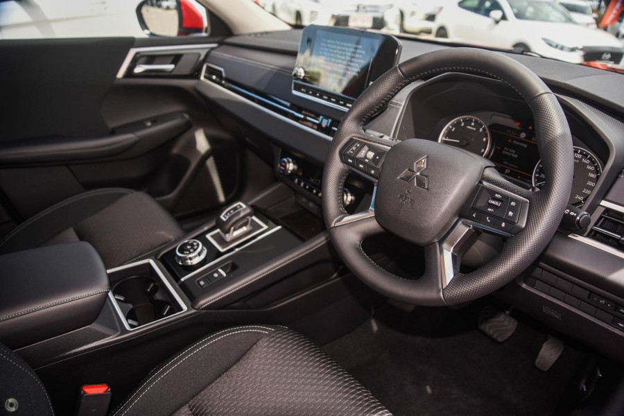 2024 Mitsubishi Outlander ZM LS SUV Image 6