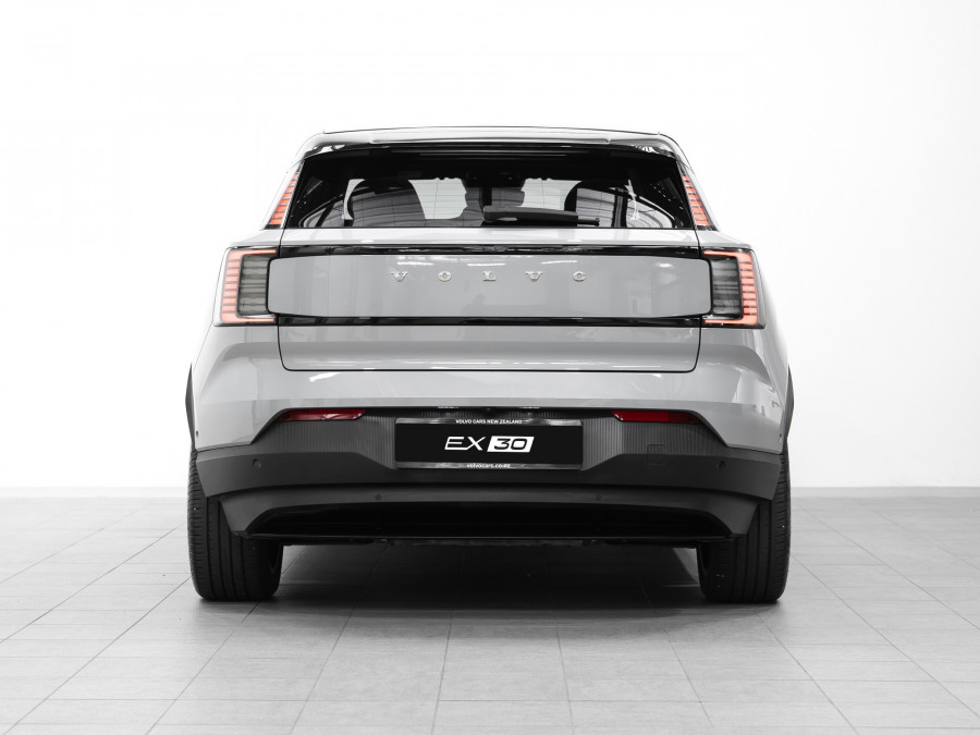 2026 Volvo EX30  Single Motor Extended Range Ultra SUV Image 7