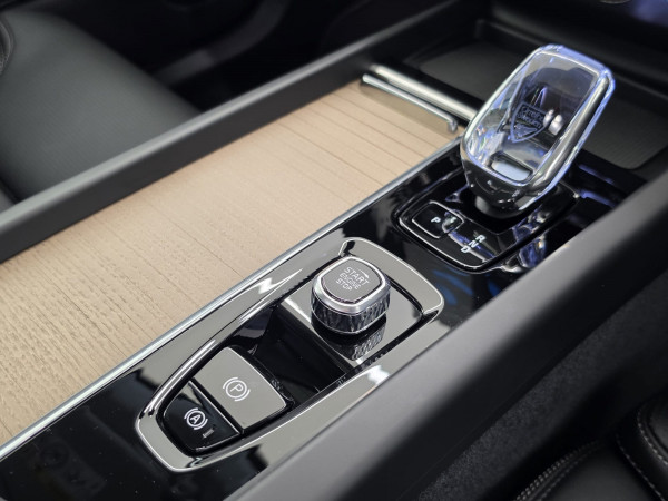 2025 MY26 Volvo XC60 UZ Ultra T8 Plug-in Hybrid Dark SUV image 11