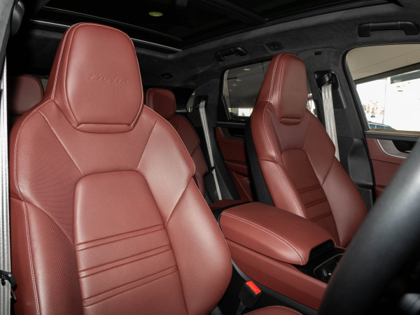 2024 MY25 Porsche Cayenne Turbo E-Hybrid SUV image 21