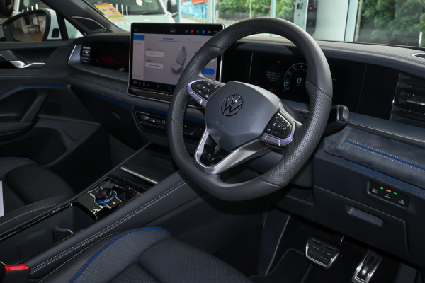 2025 Volkswagen Tayron R4 195TSI R-Line SUV image 7