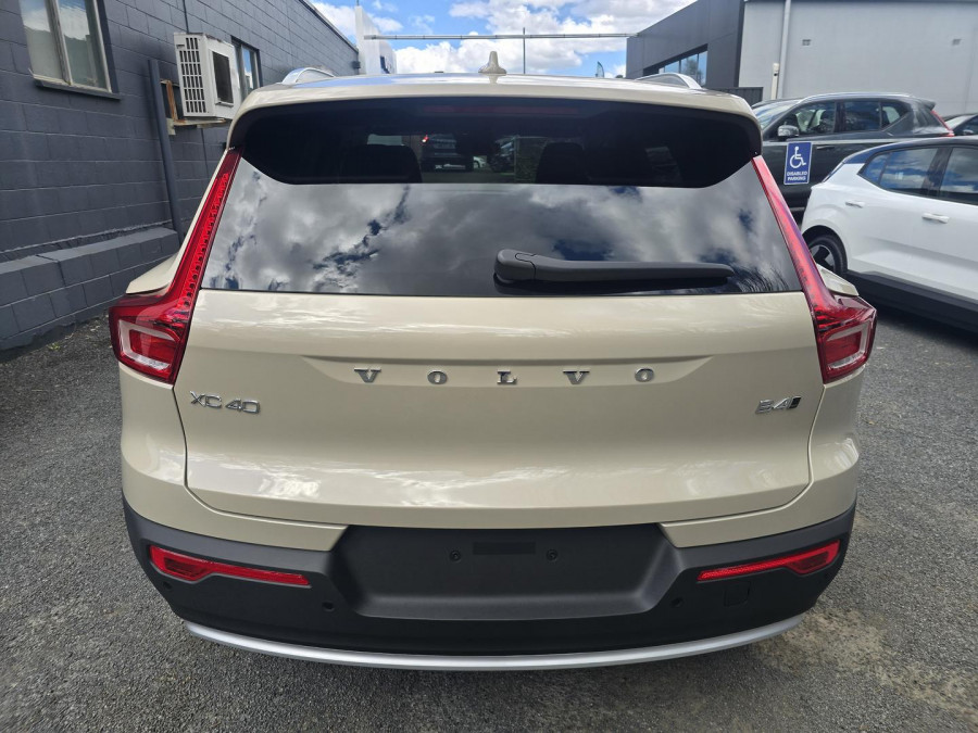 2026 MY27 Volvo XC40 XZ Ultra B4 Bright SUV Image 6
