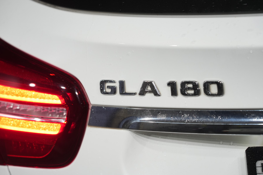 2019 Mercedes-Benz GLA-Class 180 SUV Image 9