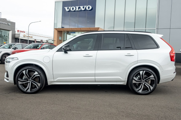 2024 Volvo XC90 L Series Recharge Ultimate T8 Plug-In Hybrid SUV Image 3
