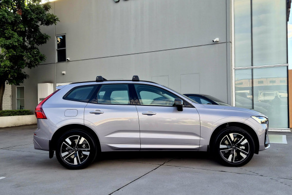 2026 Volvo XC60 UZ Plus T8 Plug-in Hybrid Dark SUV Image 4
