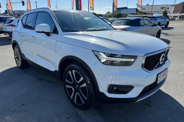 2020 Volvo XC40 XZ T4 Momentum SUV Image 5