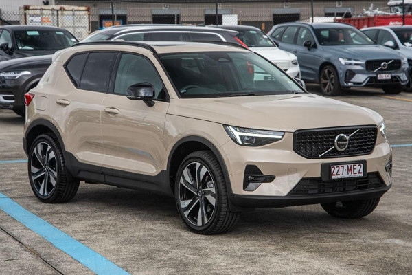 2024 MY25 Volvo XC40  Ultra B4 Dark SUV Image 5