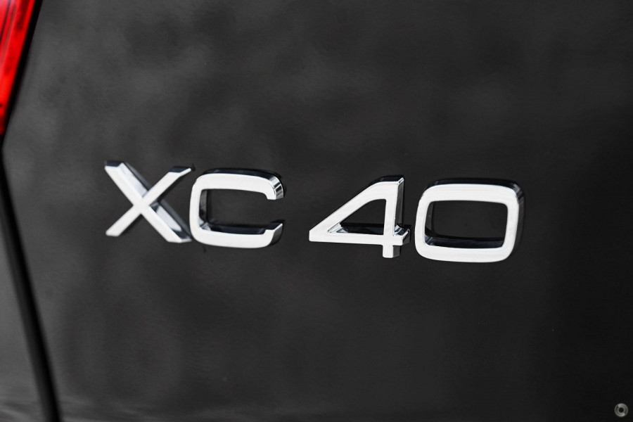 2025 Volvo XC40 XZ Ultra B4 Bright SUV Image 9