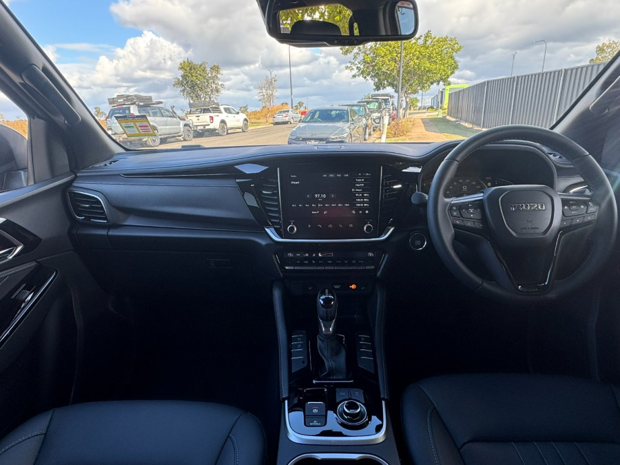 2026 Isuzu MU-X RJ LS-T SUV Image 11