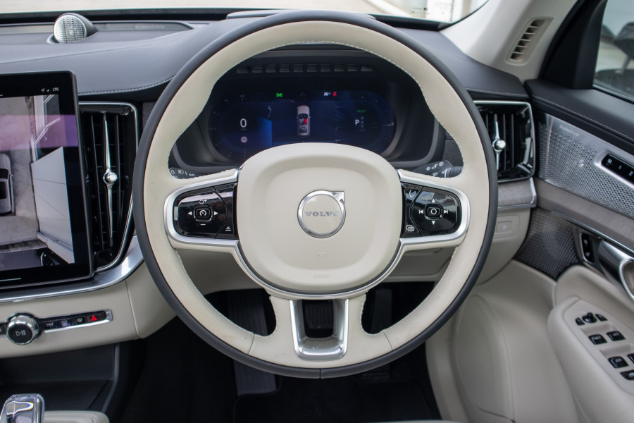 2025 Volvo XC90 T8 ULTRA PHEV Sedan Image 13