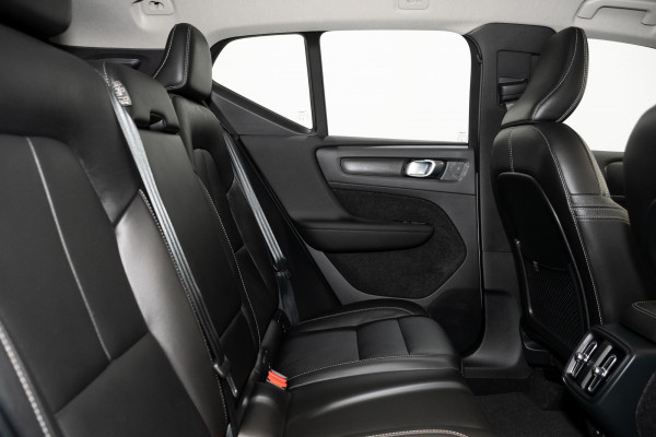 2024 Volvo XC40 XZ Ultimate B4 Dark SUV Image 3