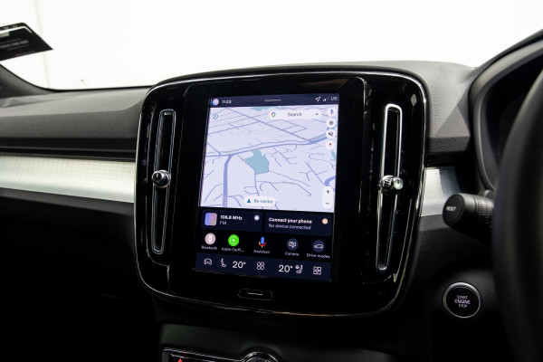 2025 Volvo XC40 XZ Ultra B4 Dark SUV Image 17