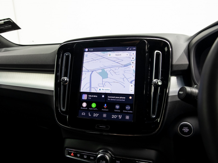 2025 Volvo XC40 XZ Ultra B4 Dark SUV Image 17
