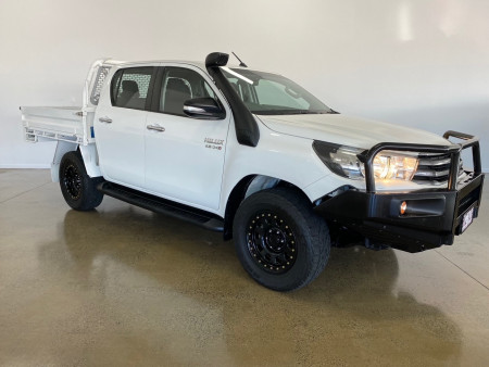 2017 Toyota HiLux SR 4x4 Double-Cab Cab-Chassis Cab chassis