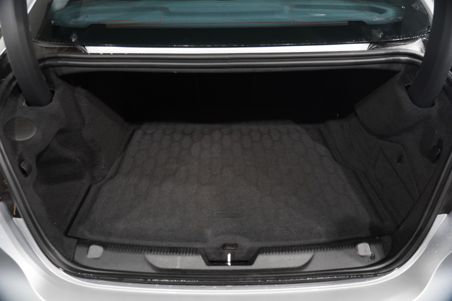 2019 Jaguar Xe P300 R-Dynamic Se (221kw) Sedan Image 28