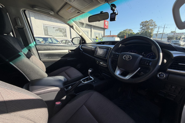 2017 Toyota HiLux  SR5 Double Cab Pick Up Image 15