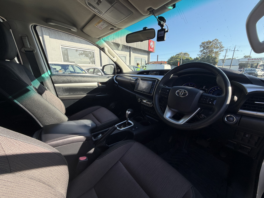 2017 Toyota HiLux  SR5 Double Cab Pick Up Image 15
