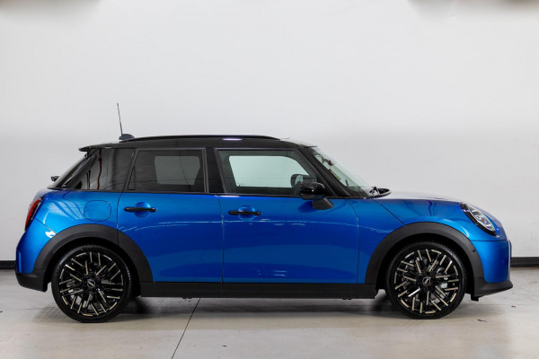 2025 MINI Cooper F65 C Favoured Hatch image 5