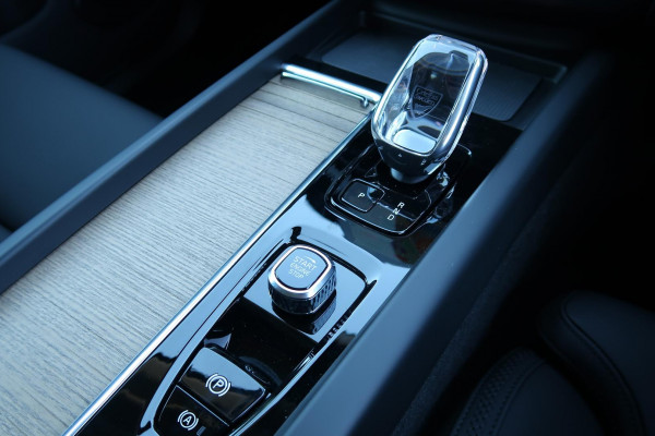 2025 Volvo XC60 UZ Plus T8 Plug-in Hybrid Dark SUV Image 17