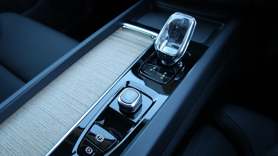 2025 Volvo XC60 UZ Plus T8 Plug-in Hybrid Dark SUV Image 17