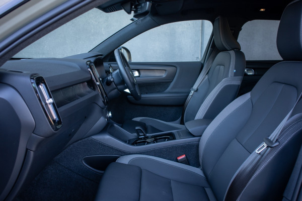 2023 Volvo XC40 P8 ULTIMATE RECHARGE BEV Sedan Image 3