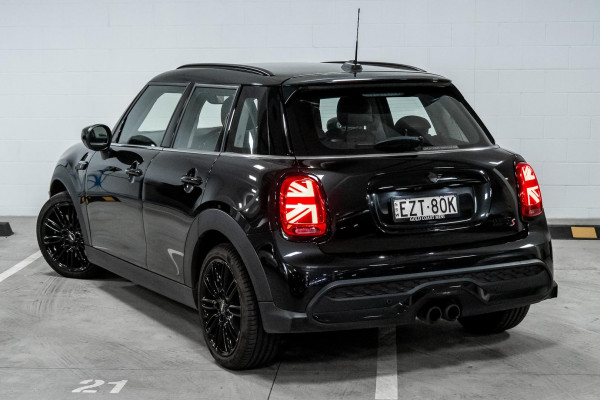2023 MINI Cooper F55 LCI-2 S Classic Hatch image 2