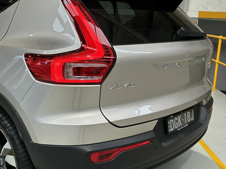 2023 Volvo XC40 XZ Ultimate B5 Dark SUV Image 7