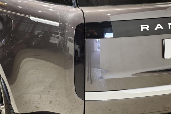 2024 MY25 Land Rover Range Rover L460 P460e Autobiography SUV Image 38