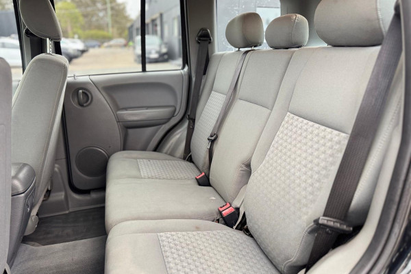 2005 Jeep Cherokee KJ Sport SUV Image 13