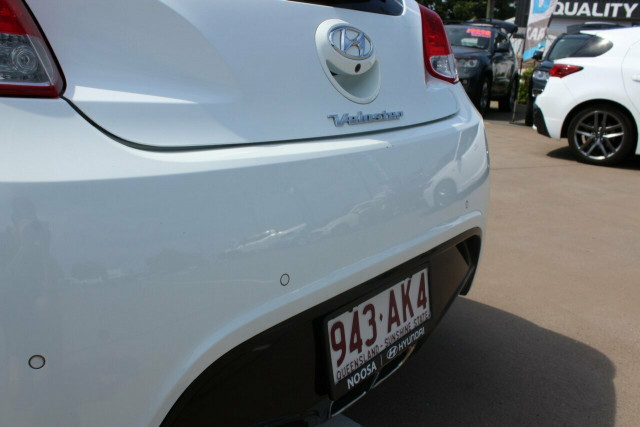 2012 Hyundai Veloster FS + Coupe Hatchback Mobile Image 4