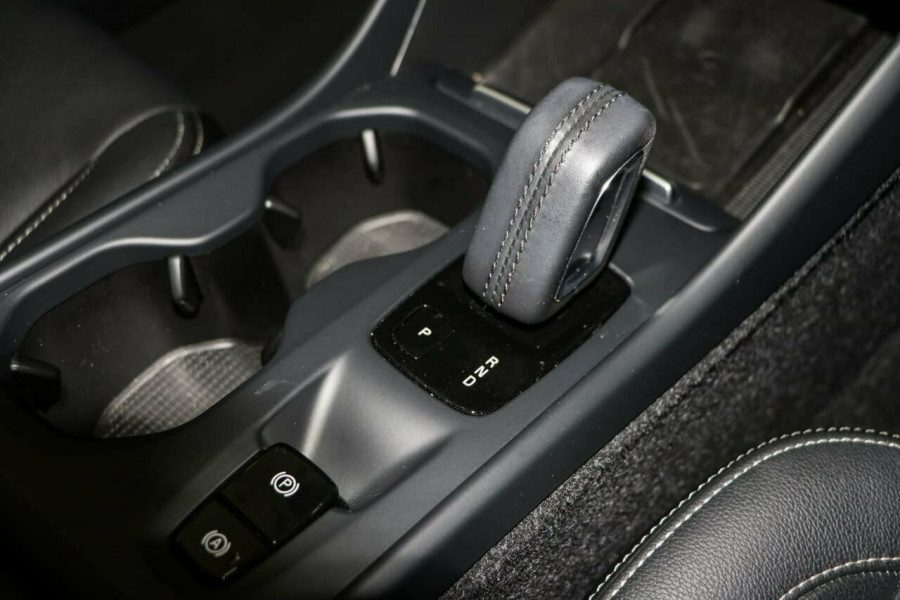 2019 Volvo XC40 XZ T4 Momentum Suv Image 16