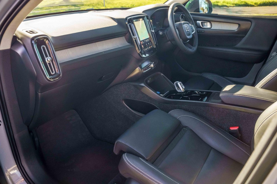 2025 Volvo XC40  Ultra B4 Dark SUV Image 6