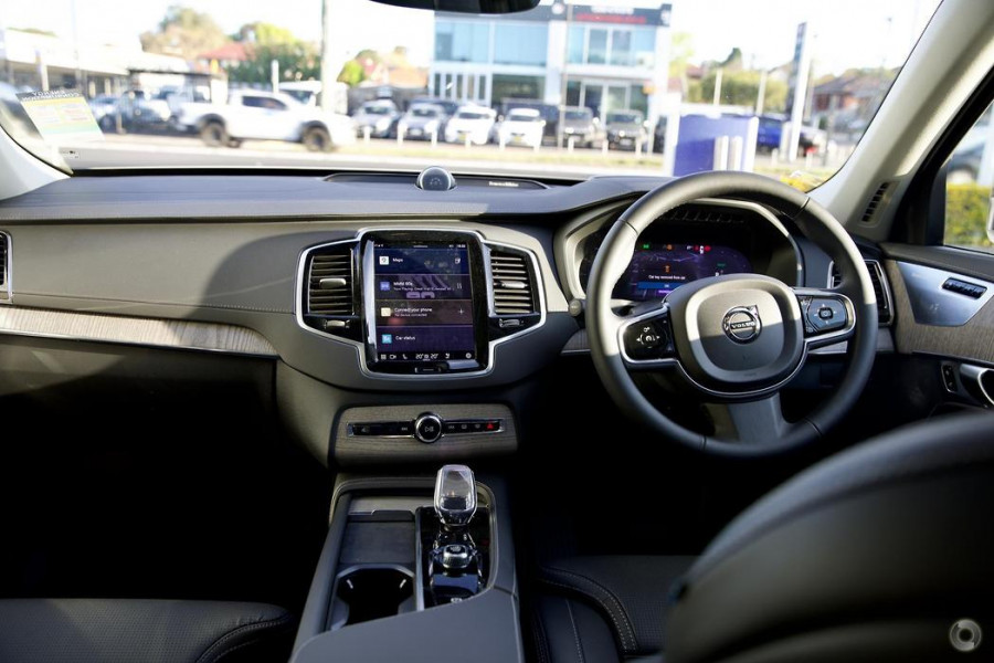 2024 Volvo XC90 L Series Recharge Ultimate T8 Plug-In Hybrid SUV Image 14