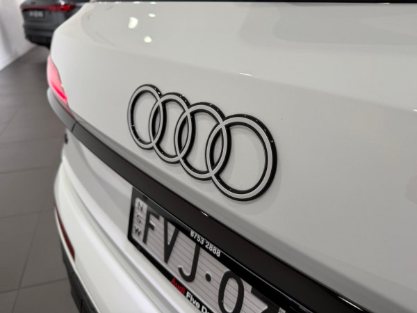 2025 Audi Q7 4M 55 TFSI S line SUV image 9