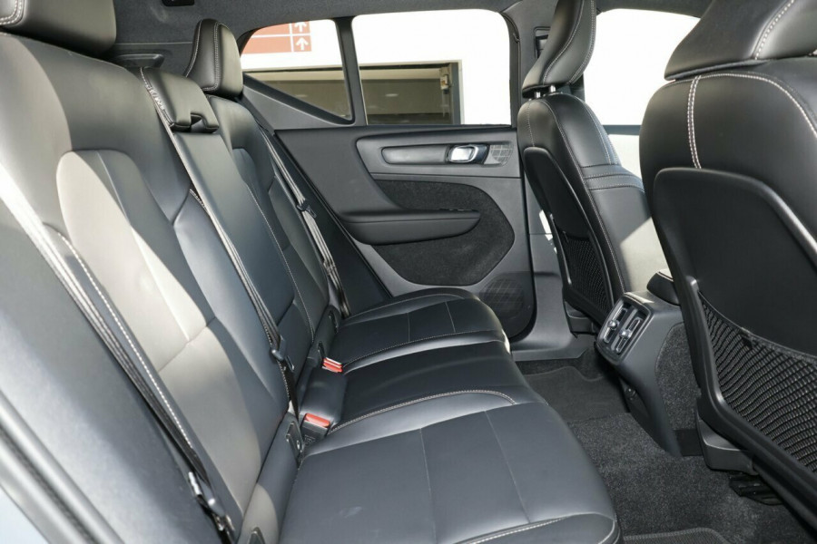 2022 Volvo XC40 XZ T5 R-Design SUV Image 7