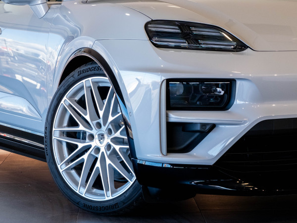 2024 MY25 Porsche Macan SUV image 11
