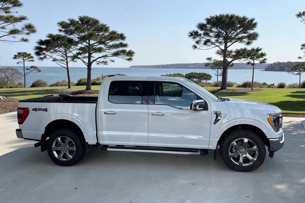 2023 Ford F-150  Lariat Dual Cab Image 2