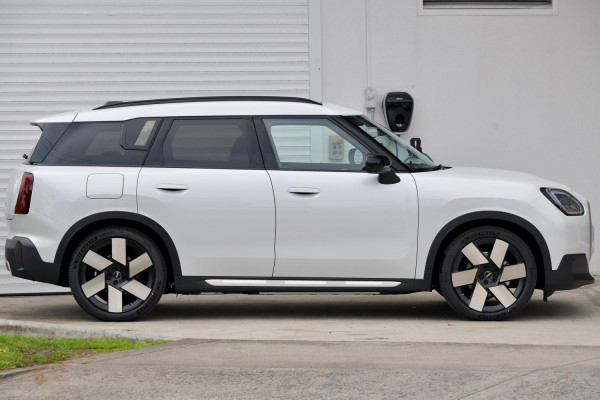 2026 MINI Countryman U25 E Favoured SUV image 3