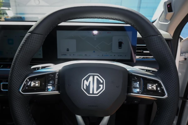 2025 MG HS AS33 Essence Hybrid SUV Image 19